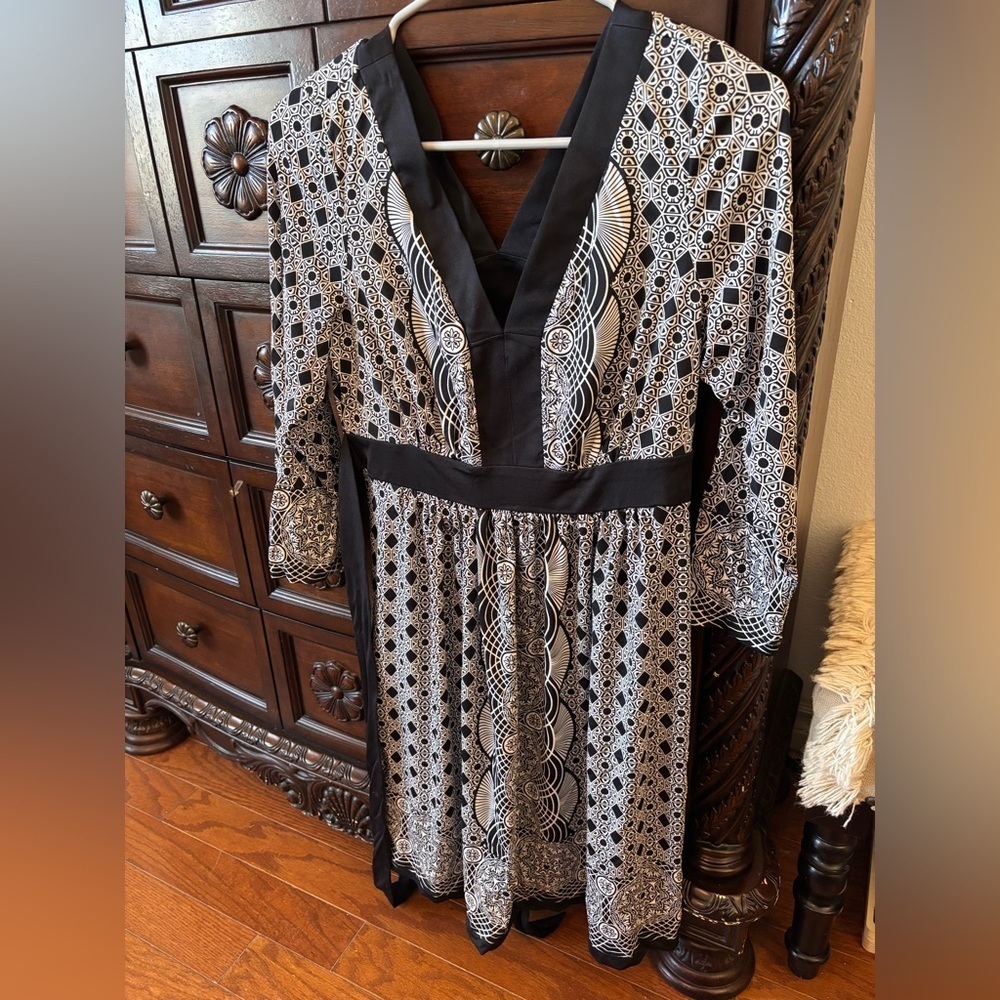 ECI Monochrome Geometric Dress - Picture 2 of 5